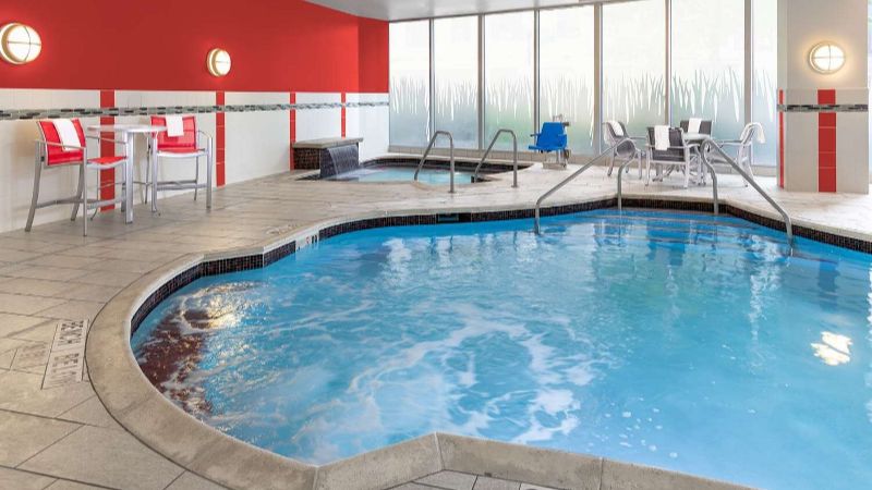 Hampton Inn & Suites Madison Downtown, room with private jacuzzi, photo 7