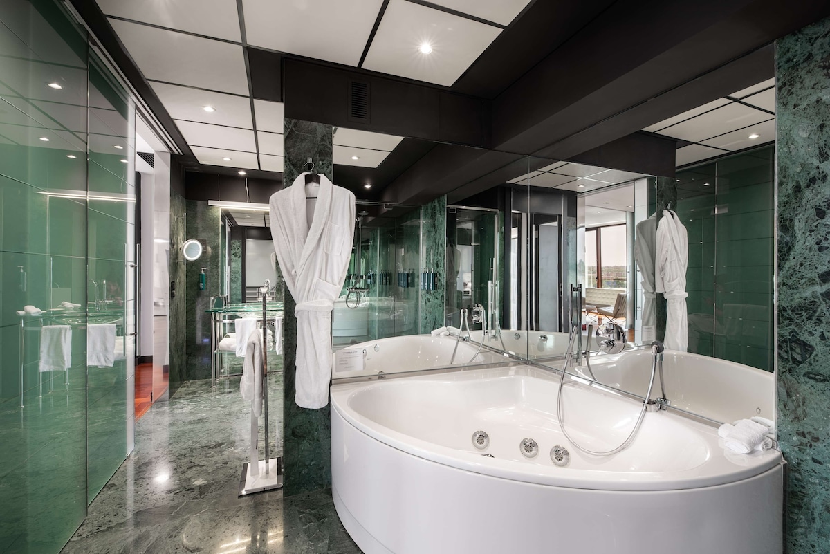 Hilton Madrid Airport, habitación con jacuzzi privado