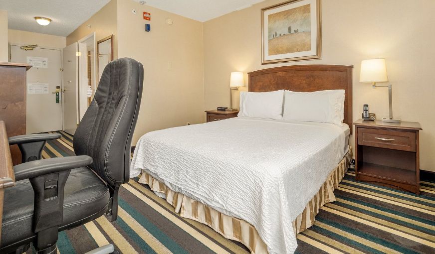 Holiday Inn Conference Ctr Edmonton South By IHG, room with private jacuzzi, photo 2
