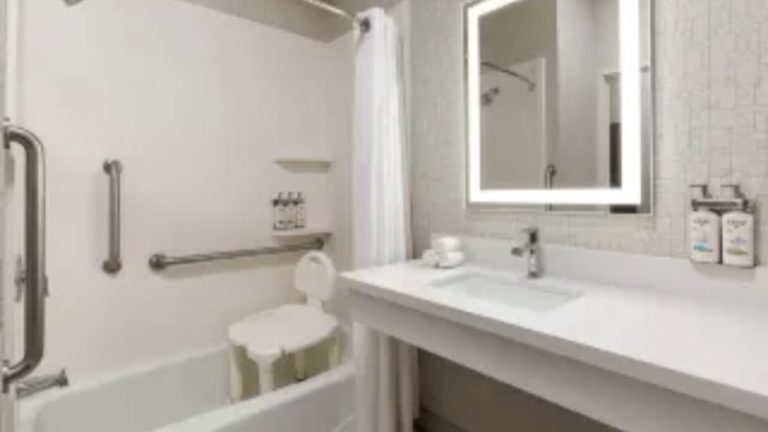 Holiday Inn Express & Suites Bakersfield Central, an IHG hotel