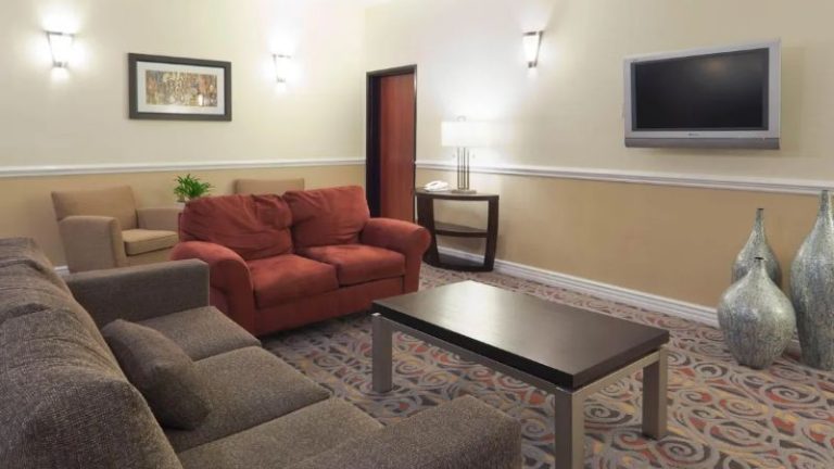 Holiday Inn Express & Suites Bakersfield Central, an IHG hotel