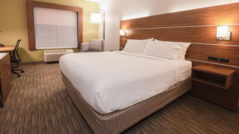 Holiday Inn Express & Suites East Lansing