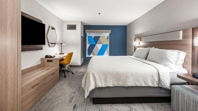 Holiday Inn Express & Suites Lincoln-Roseville Area, an IHG Hotel