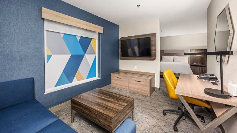 Holiday Inn Express & Suites Lincoln-Roseville Area, an IHG Hotel