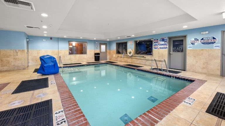 Holiday Inn Express & Suites Lincoln-Roseville Area, an IHG Hotel