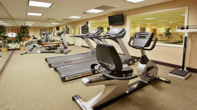 Holiday Inn Express & Suites Lincoln-Roseville Area, an IHG Hotel
