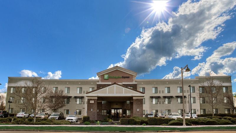 Holiday Inn Express & Suites Lincoln-Roseville Area, an IHG Hotel, room with private jacuzzi, photo 7