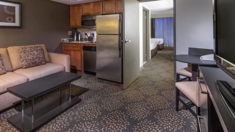 Holiday Inn & Suites Phoenix Airport North by IHG