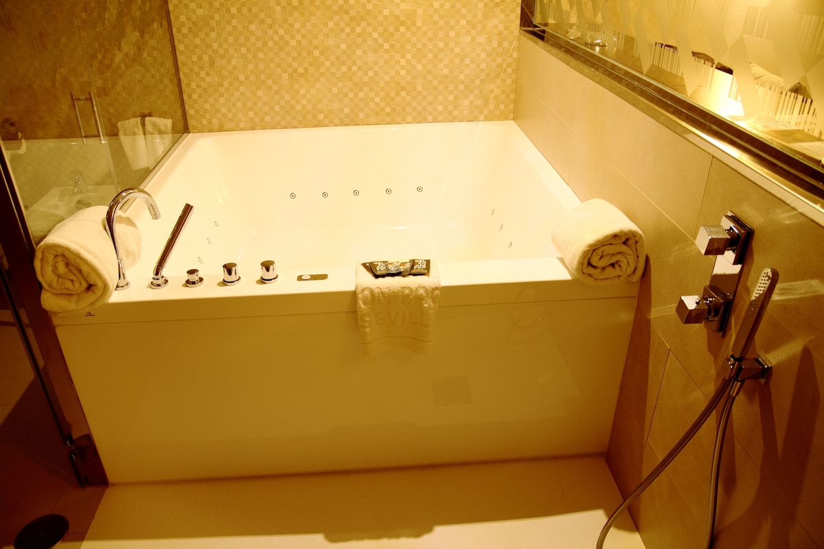 Hotel Don Paco, habitación con jacuzzi privado