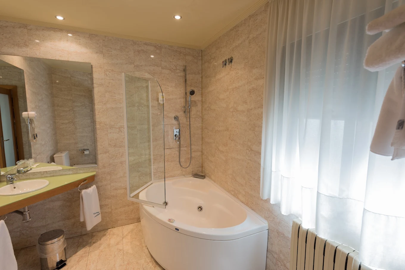 Hotel Las Ventas, habitación con jacuzzi privado