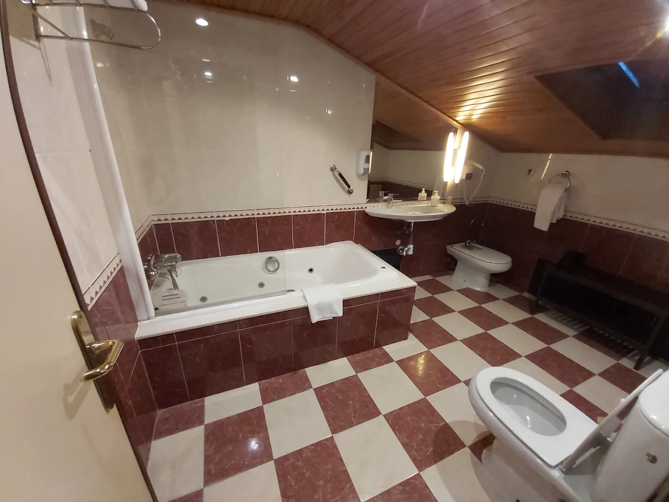 Hotel Rio Arga, habitación con jacuzzi privado