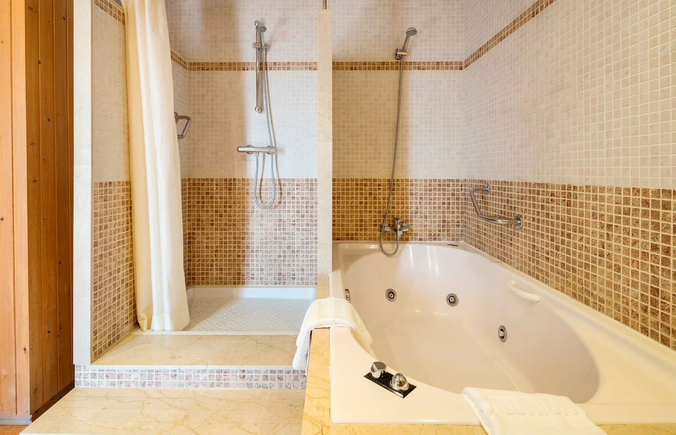 ILUNION Romareda, habitación con jacuzzi privado