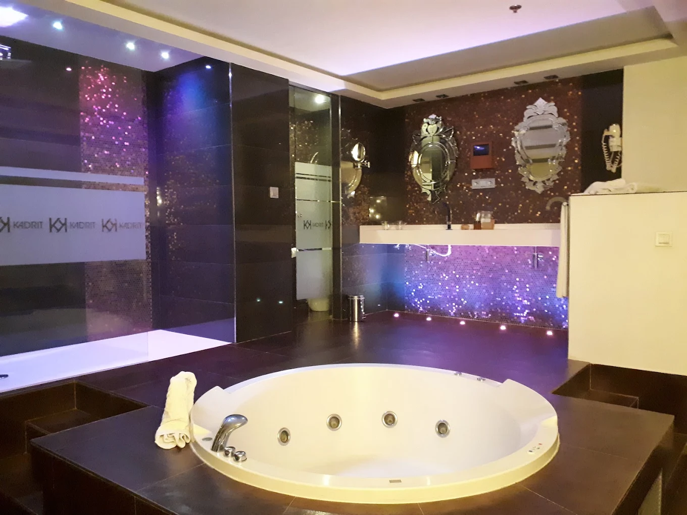 Kadrit Hotel (Cadrete), habitación con jacuzzi privado