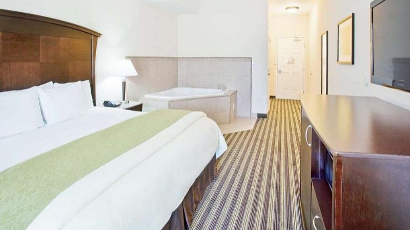 La Quinta Inn & Suites by Wyndham Fowler, room with private jacuzzi, photo 2