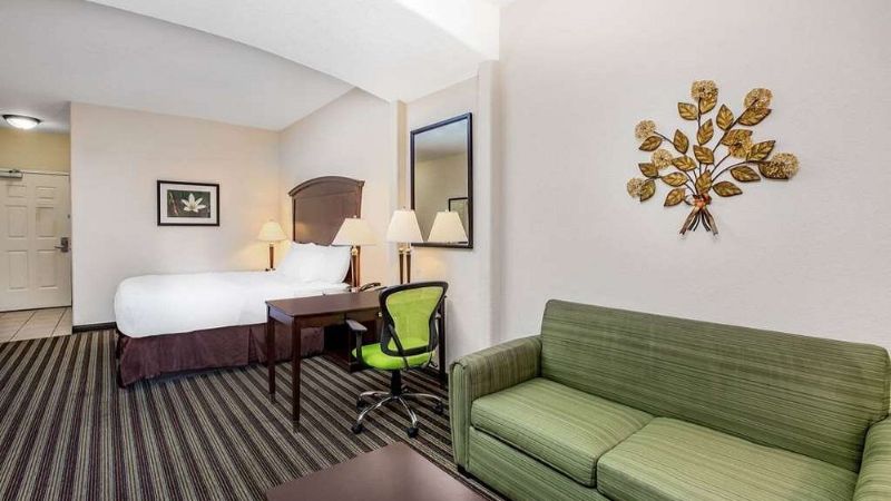La Quinta Inn & Suites by Wyndham Fowler, room with private jacuzzi, photo 4