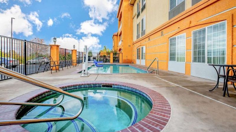 La Quinta Inn & Suites by Wyndham Fowler, room with private jacuzzi, photo 6