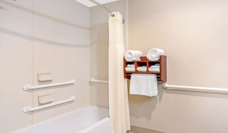 La Quinta Inn & Suites by Wyndham Midwest City – Tinker AFB