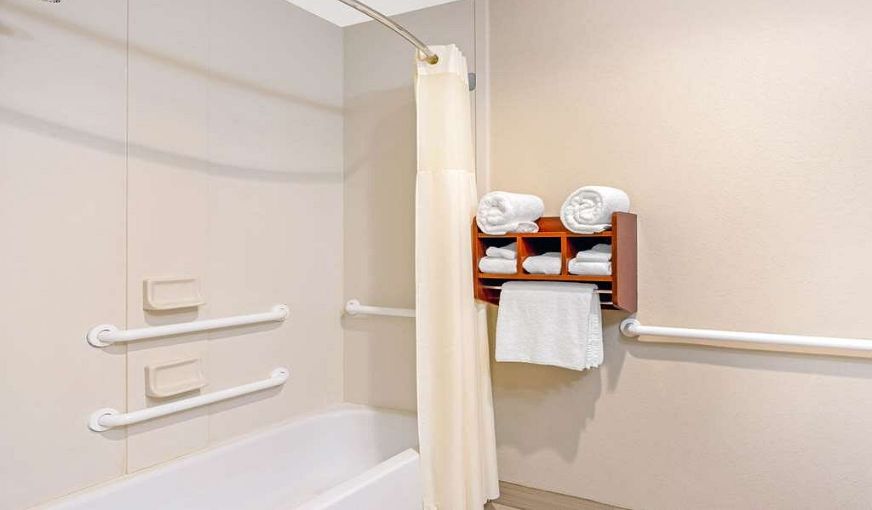 La Quinta Inn & Suites by Wyndham Midwest City – Tinker AFB, room with private jacuzzi, photo 2