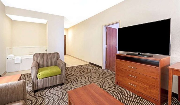 La Quinta Inn & Suites by Wyndham Midwest City – Tinker AFB