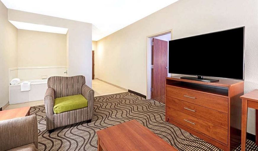 La Quinta Inn & Suites by Wyndham Midwest City – Tinker AFB