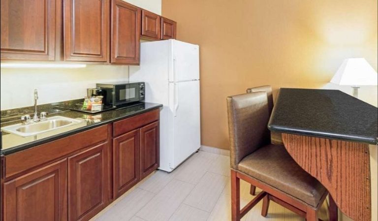 La Quinta Inn & Suites by Wyndham Midwest City – Tinker AFB