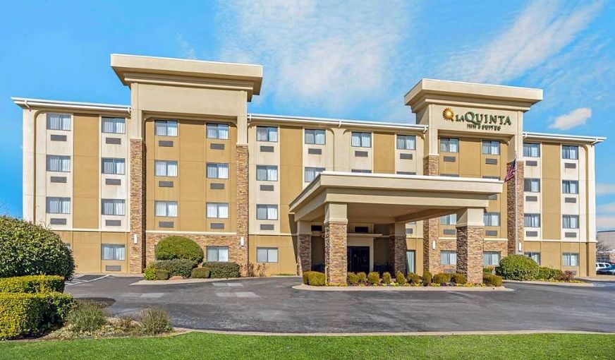 La Quinta Inn & Suites by Wyndham Midwest City – Tinker AFB, room with private jacuzzi, photo 6