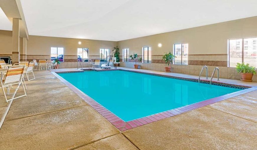 La Quinta Inn & Suites by Wyndham Midwest City – Tinker AFB, room with private jacuzzi, photo 7