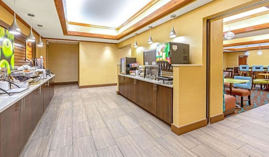 La Quinta Inn & Suites by Wyndham Midwest City – Tinker AFB, room with private jacuzzi, photo 8
