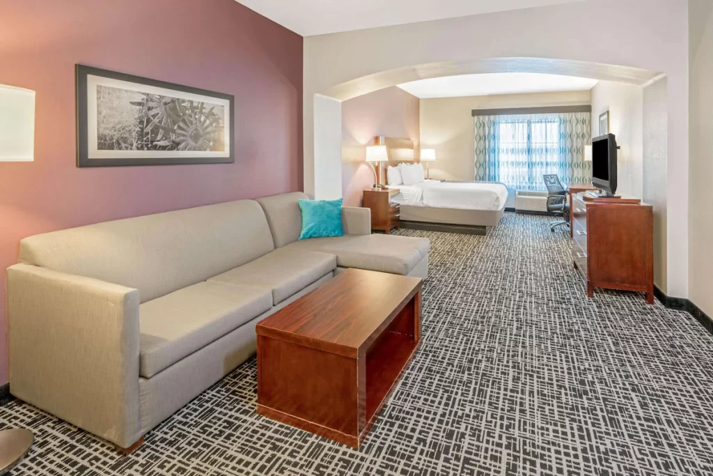 La Quinta Inn & Suites by Wyndham Oklahoma City -Yukon, room with private jacuzzi, photo 4