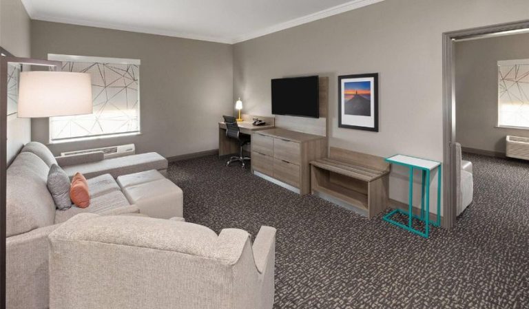 La Quinta Inn & Suites by Wyndham Oklahoma City – Moore