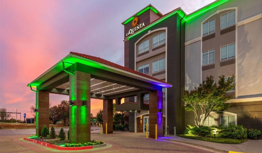 La Quinta Inn & Suites by Wyndham Oklahoma City – Moore, room with private jacuzzi, photo 6