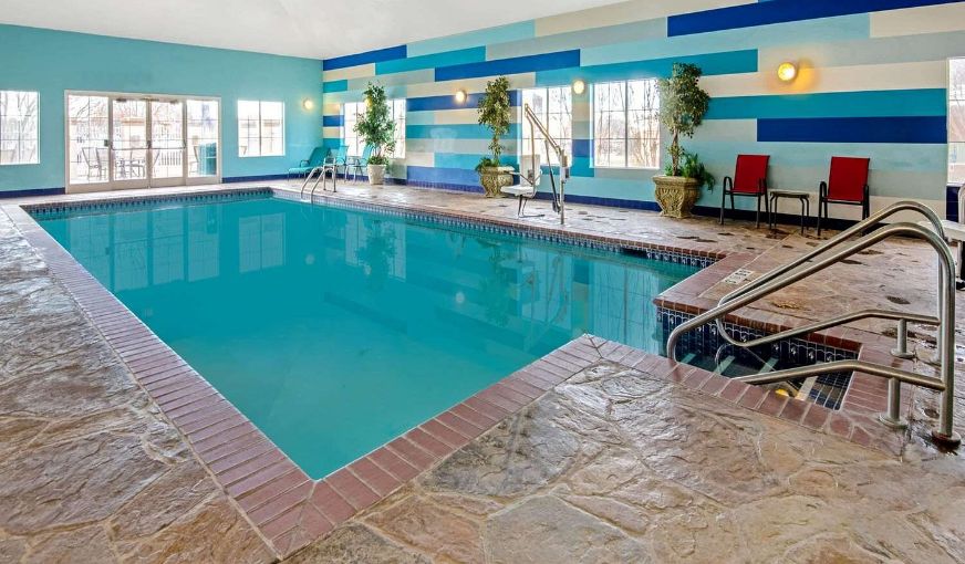 La Quinta Inn & Suites by Wyndham Oklahoma City – Moore, room with private jacuzzi, photo 7