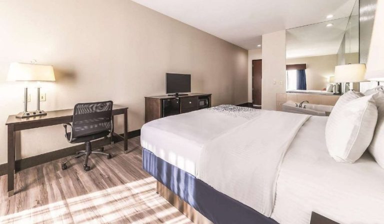La Quinta Inn & Suites by Wyndham – Tulsa – Catoosa Route 66