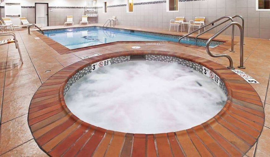 La Quinta Inn & Suites by Wyndham – Tulsa – Catoosa Route 66, room with private jacuzzi, photo 6