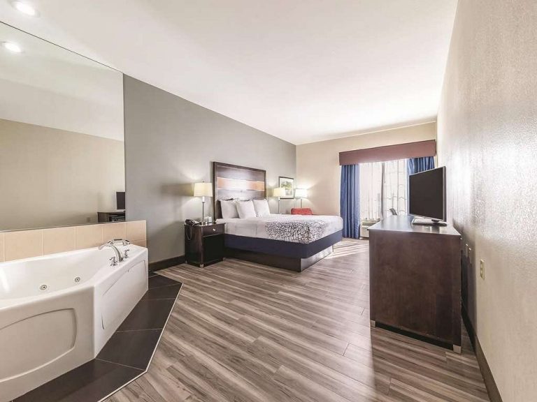 La Quinta Inn & Suites by Wyndham – Tulsa – Catoosa Route 66