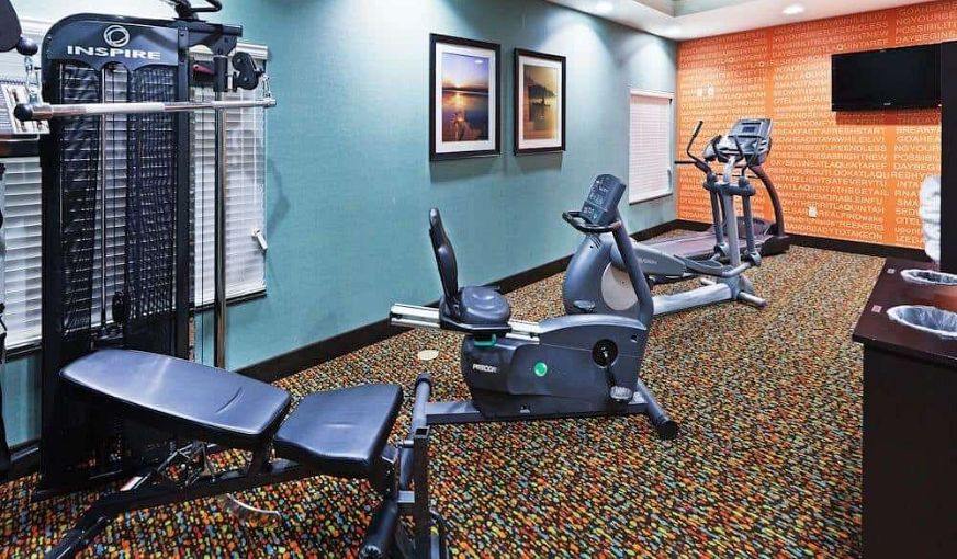 La Quinta Inn & Suites by Wyndham – Tulsa – Catoosa Route 66, room with private jacuzzi, photo 8
