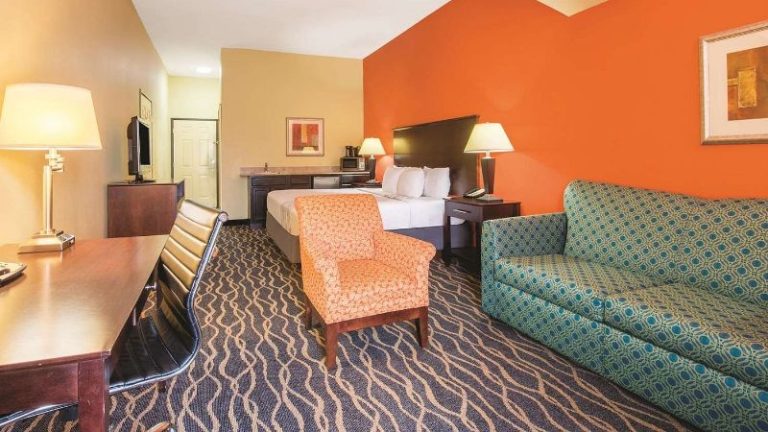 La Quinta Inn & Suites By Wyndham Tulsa Airpt / Expo Square