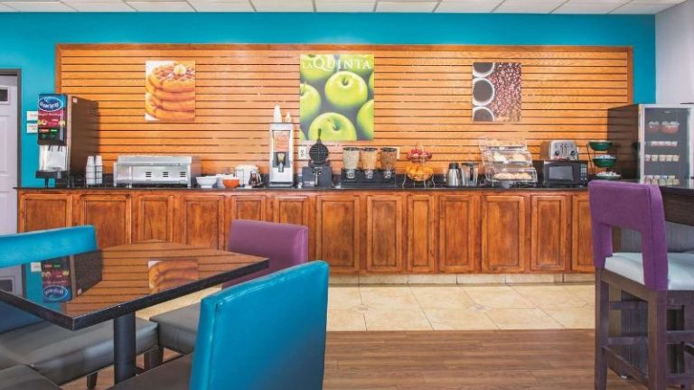 La Quinta Inn & Suites By Wyndham Tulsa Airpt / Expo Square