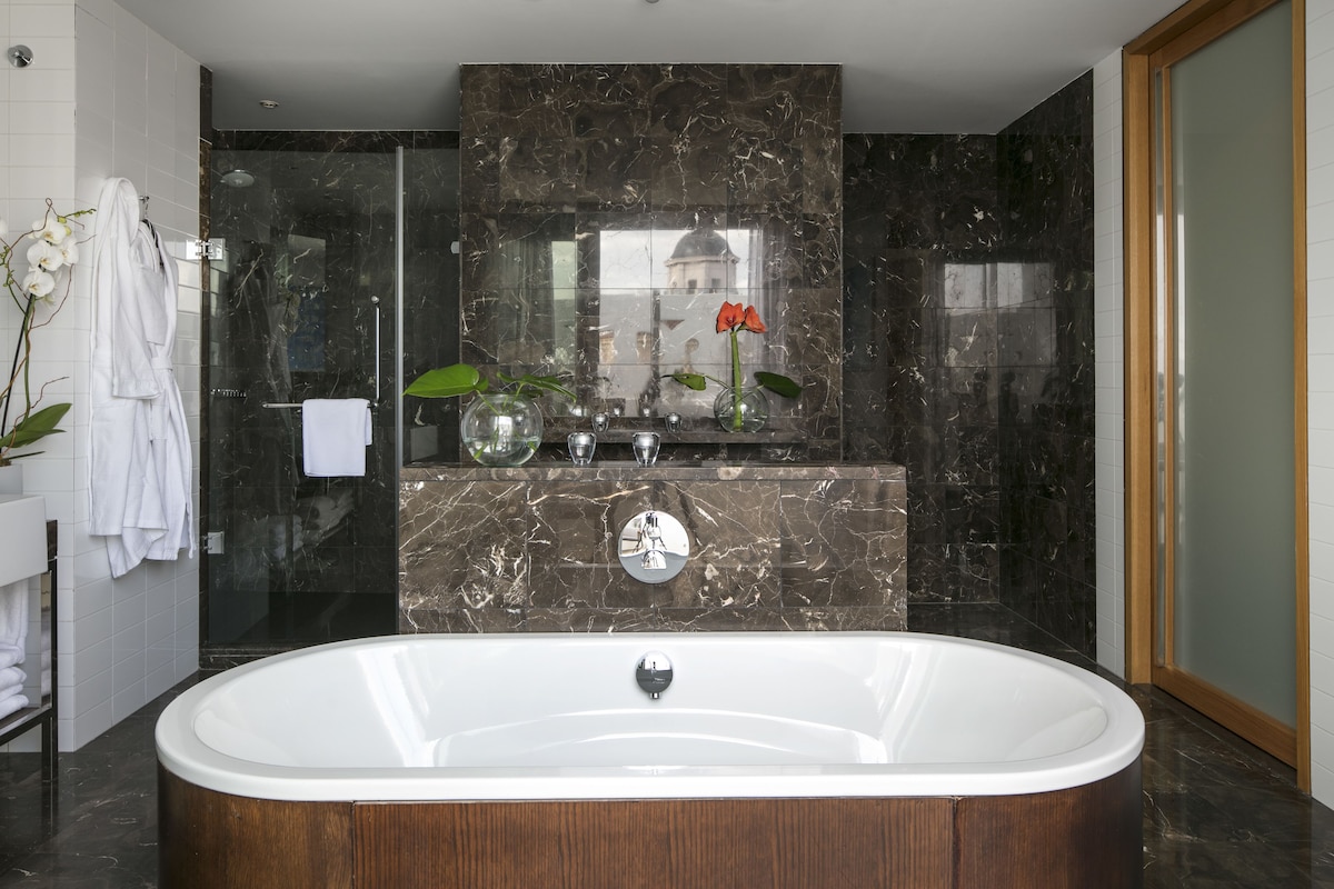 ME Madrid Reina Victoria, habitación con jacuzzi privado