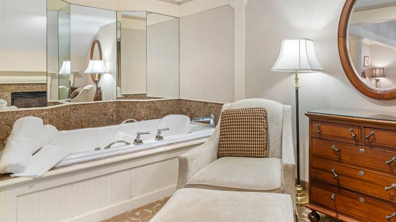 Meadowmere Resort – Ogunquit, ME, room with private jacuzzi, photo 2