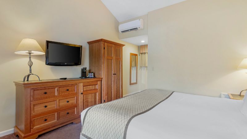 Meadowmere Resort – Ogunquit, ME, room with private jacuzzi, photo 4