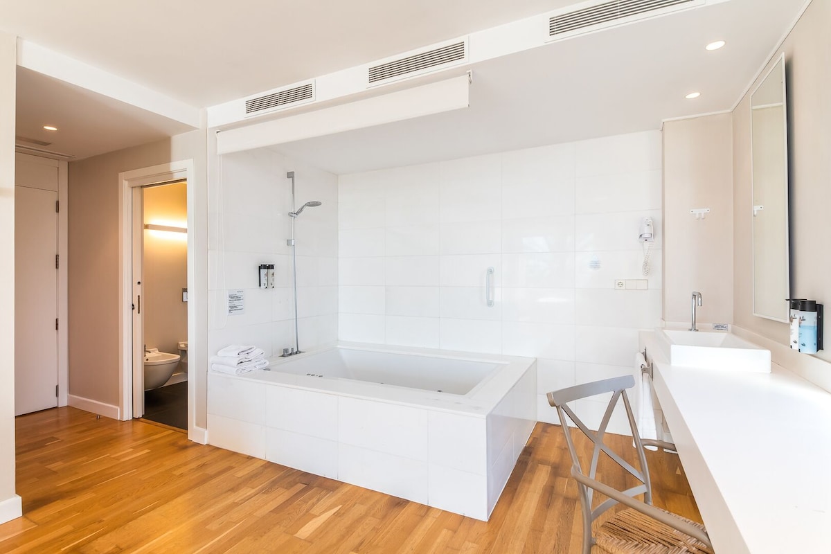 Meraki Beach Hotel – Adults Only, habitación con jacuzzi privado
