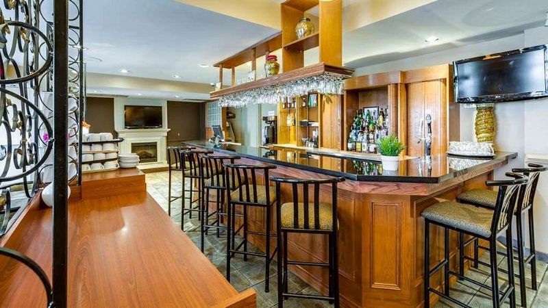 Monte Carlo Inn – Oakville Suites, room with private jacuzzi, photo 6