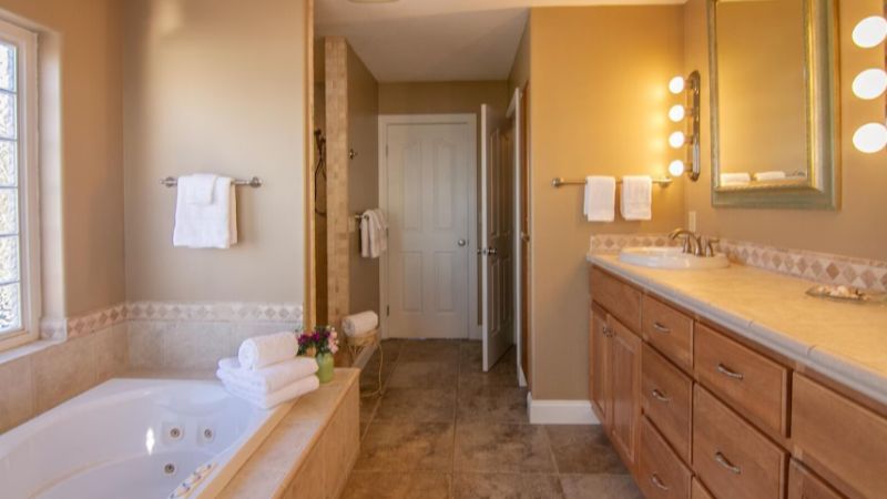Ocean Front Home near Newport, room with private jacuzzi, photo 2