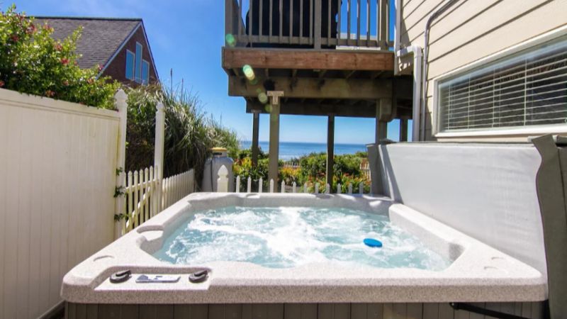 Ocean Front Home near Newport, room with private jacuzzi, photo 3