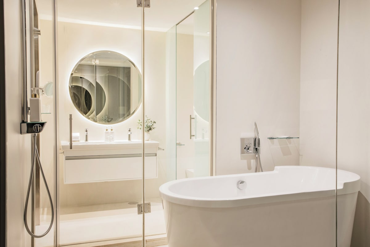 Palacio de los Duques Gran Meliá Hotel, habitación con jacuzzi privado