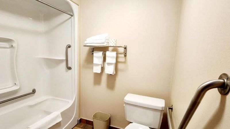 Park Hill Inn & Suites, room with private jacuzzi, photo 2