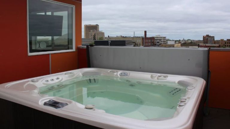 Penthouse in the heart of Downtown Fargo with Private Hot Tub