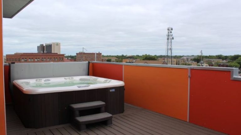 Penthouse in the heart of Downtown Fargo with Private Hot Tub