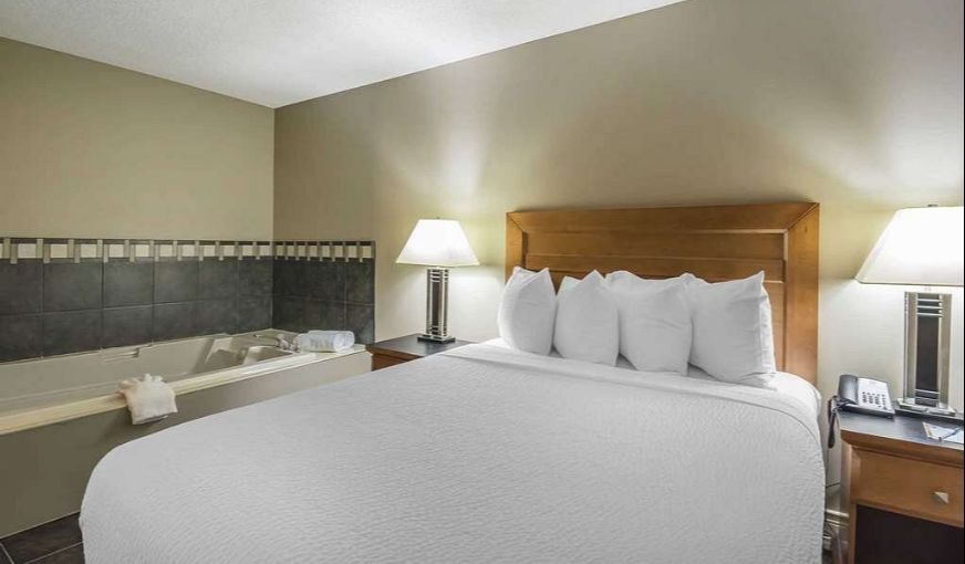 Quality Inn West Edmonton, room with private jacuzzi, photo 2